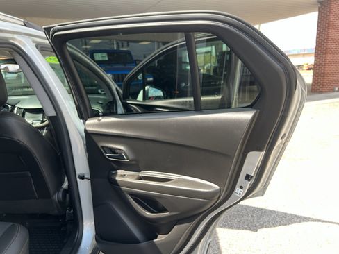 Used 2022 Chevrolet Trax LT w/ LT Convenience Package image 14