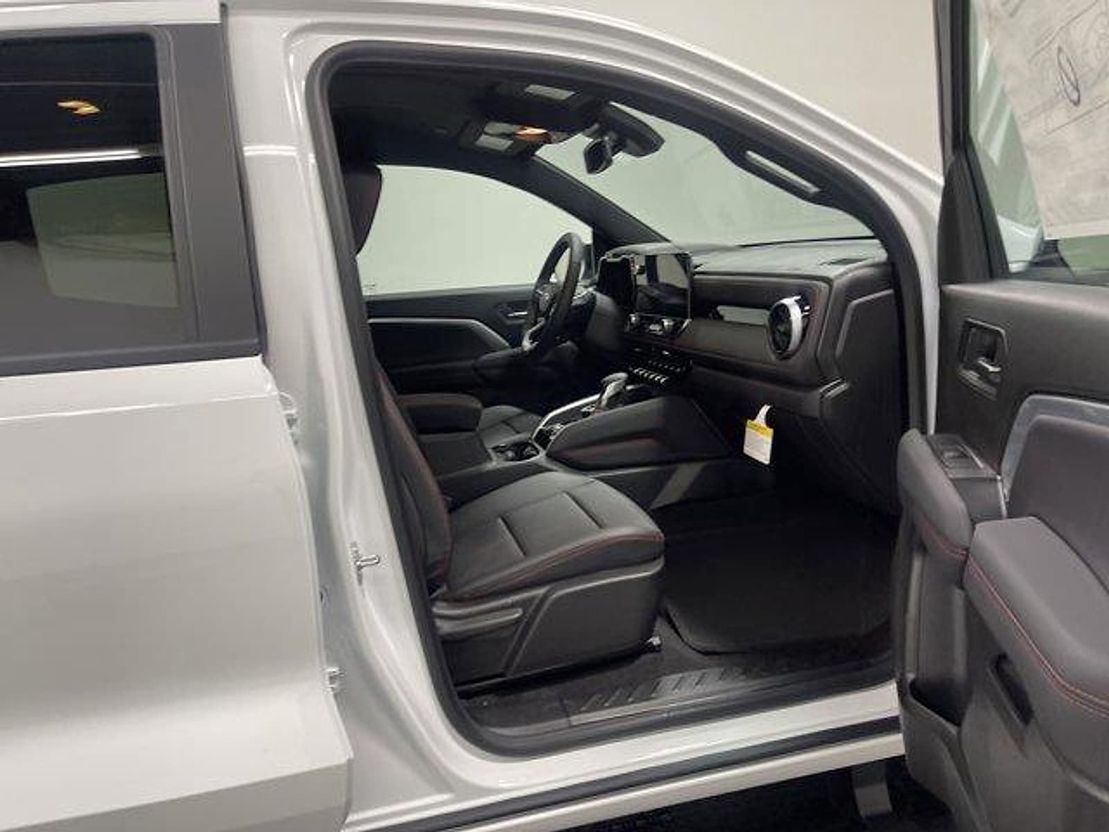 New 2026 Chevrolet Colorado Z71 w/ Midnight Edition AWD/4WD image 18
