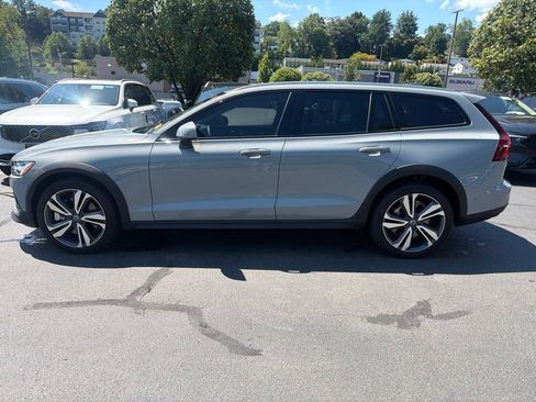 Used 2025 Volvo V60 B5 Cross Country Plus AWD/4WD image 3