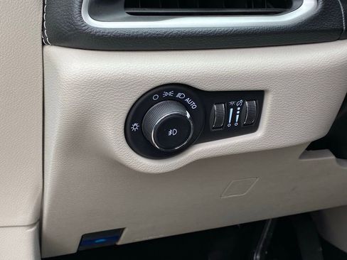 Used 2023 Chrysler Pacifica Touring-L FWD image 12