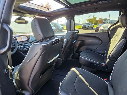 New 2026 Chrysler Pacifica Limited w/ Uconnect Theater Family Group image 30