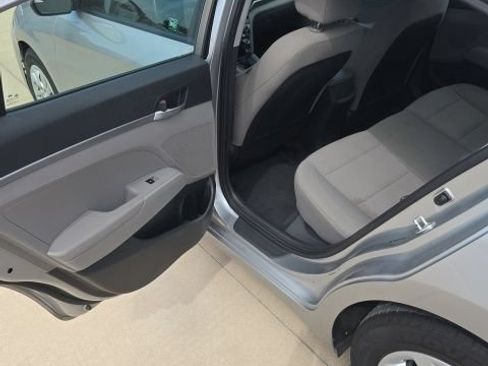 Used 2020 Hyundai Elantra SE FWD image 19