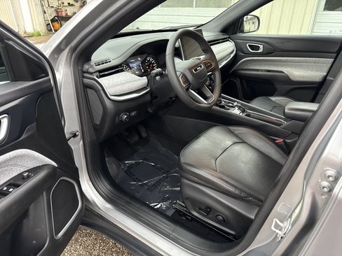Used 2023 Jeep Compass Latitude AWD/4WD image 12