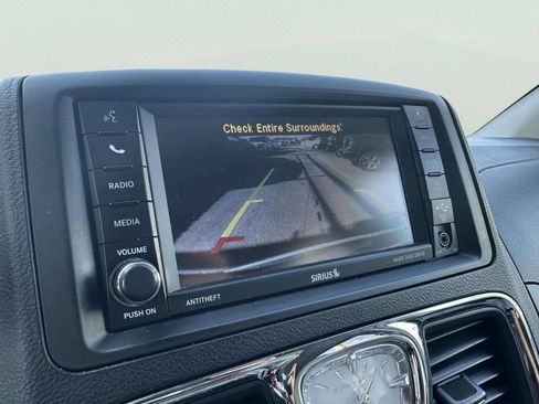 Used 2016 Chrysler Town & Country Touring-L FWD image 33