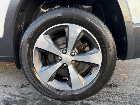 Used 2019 Jeep Cherokee Limited w/ Luxury Group image 24