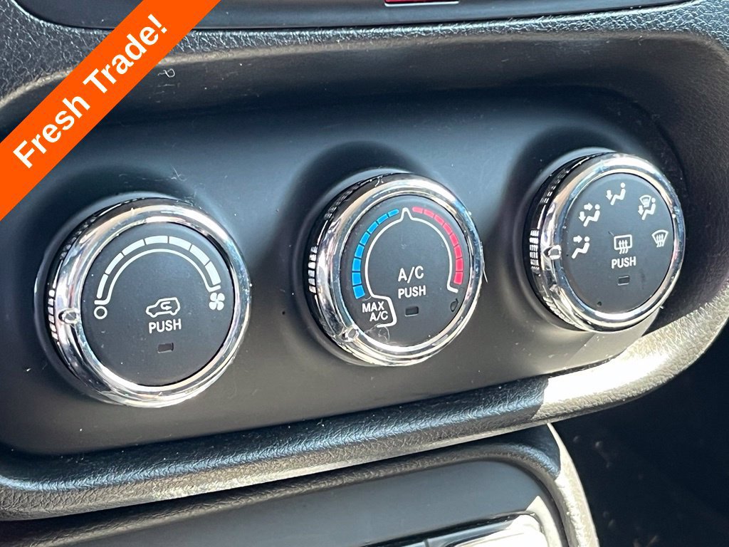 Used 2017 Jeep Renegade Latitude FWD image 24