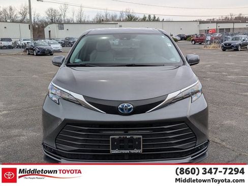 Used 2025 Toyota Sienna LE image 8