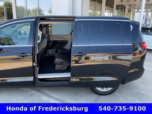 Used 2024 Chrysler Pacifica Touring-L FWD image 17