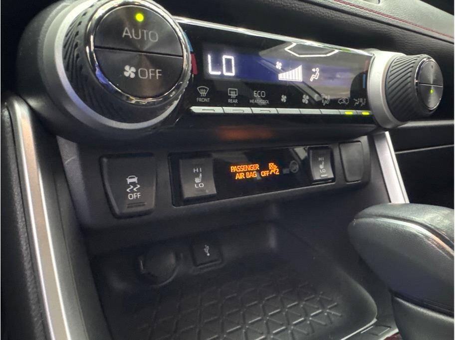 Used 2022 Toyota RAV4 SE w/ Weather & Moonroof Package AWD/4WD image 16
