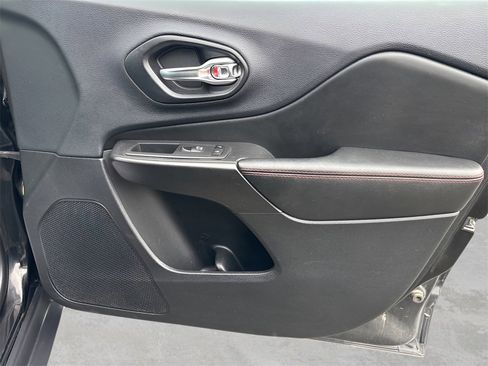 Used 2019 Jeep Cherokee Trailhawk w/ Comfort/Convenience Group image 9