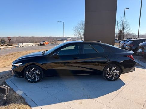 Used 2025 Hyundai Elantra SEL image 2