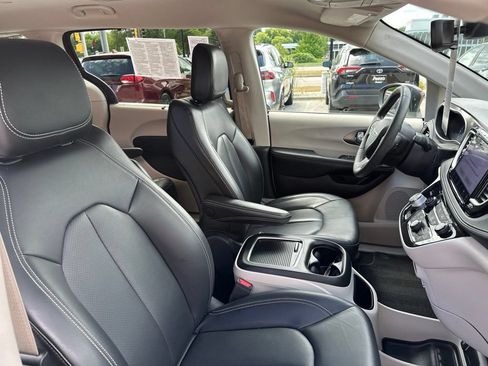 Used 2023 Chrysler Pacifica Touring-L AWD/4WD image 16