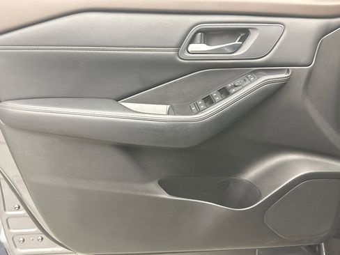 Used 2023 Nissan Rogue SV w/ SV Premium B Package image 9