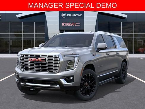 Used 2026 GMC Yukon XL Denali w/ Denali Reserve Package AWD/4WD image 6