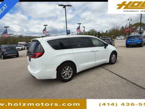 Used 2025 Chrysler Pacifica Select FWD image 8