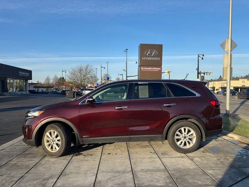 Used 2019 Kia Sorento LX image 4