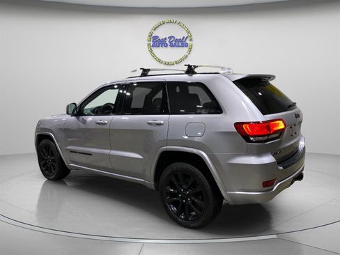 Used 2017 Jeep Grand Cherokee Altitude image 3