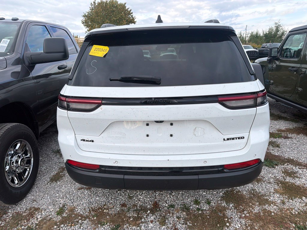 Used 2023 Jeep Grand Cherokee Limited w/ Black Appearance Package AWD/4WD image 6