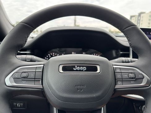 Used 2025 Jeep Compass Limited image 29