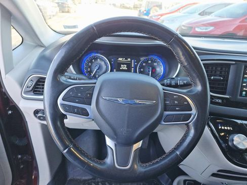 Used 2020 Chrysler Pacifica Touring-L image 20