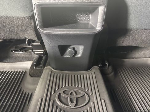 Used 2021 Toyota RAV4 LE image 13