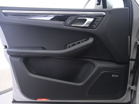 Certified 2023 Porsche Macan AWD/4WD image 26