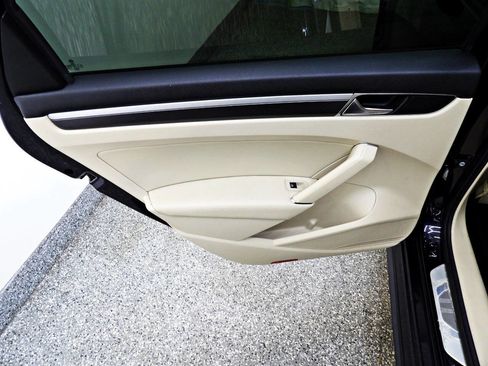 Used 2018 Volkswagen Passat 2.0T R-Line w/ R-Line Lighting Package image 9