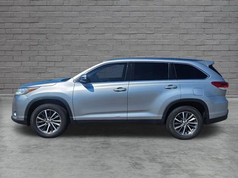 Used 2019 Toyota Highlander XLE FWD image 2