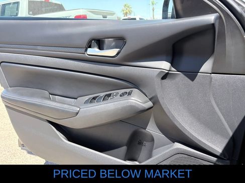 Used 2025 Nissan Altima 2.5 SV FWD image 13