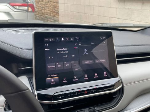 Used 2025 Jeep Compass Limited image 21