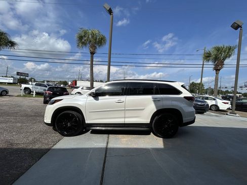 Used 2019 Toyota Highlander SE FWD image 2