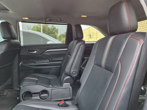 Used 2019 Toyota Highlander SE w/ Nightshade Edition AWD/4WD image 10