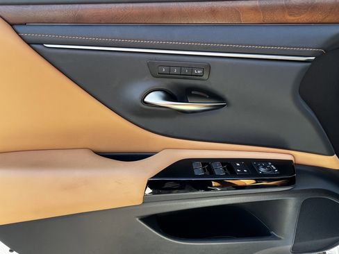 Used 2025 Lexus ES 300h w/ Premium Package image 13