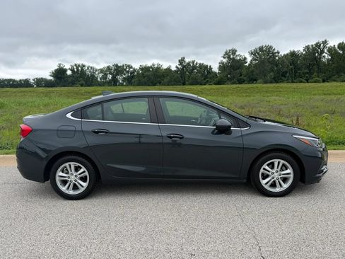 Used 2018 Chevrolet Cruze LT w/ Convenience Package FWD image 2