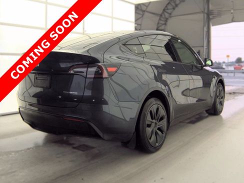 Used 2024 Tesla Model Y Long Range AWD/4WD image 4