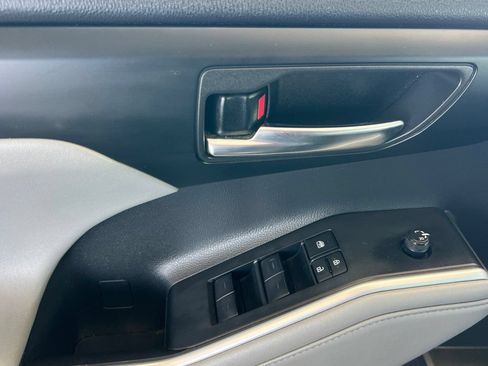 Used 2022 Toyota Highlander XLE AWD/4WD image 8