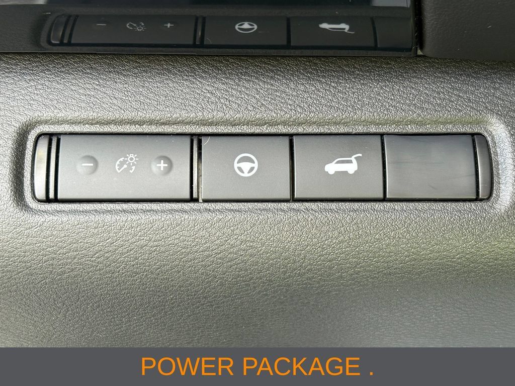 Used 2025 Nissan Pathfinder SV FWD image 8