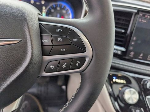 Used 2023 Chrysler Pacifica Limited image 13