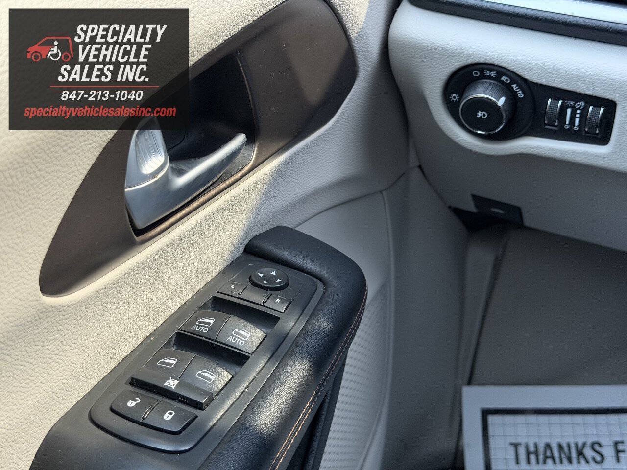 Used 2018 Chrysler Pacifica Touring-L FWD image 40
