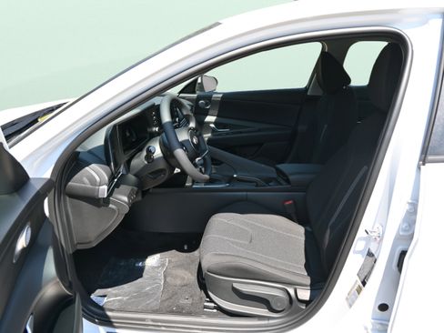 Certified 2025 Hyundai Elantra SE FWD image 10