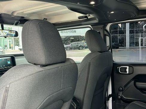 Used 2024 Jeep Gladiator Sport image 19