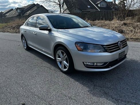 Used 2015 Volkswagen Passat 1.8T SE image 3