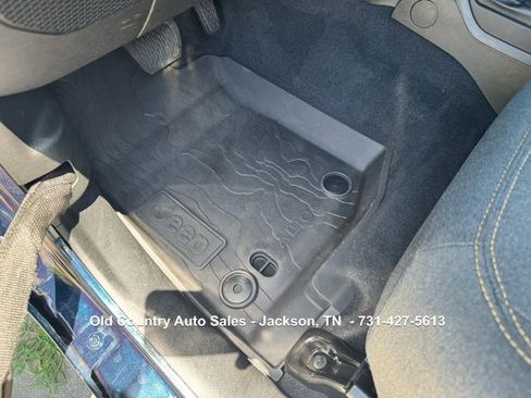 Used 2025 Jeep Wrangler Sport image 32