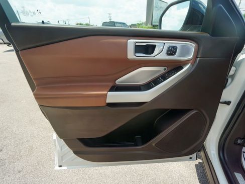 Used 2021 Ford Explorer King Ranch w/ Premium Technology Package image 16