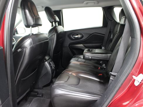 Used 2019 Jeep Cherokee Latitude Plus AWD/4WD image 16