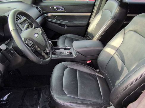 Used 2018 Ford Explorer XLT w/ Equipment Group 202A image 10