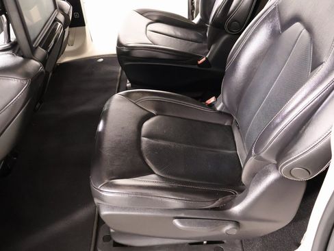 Used 2022 Chrysler Pacifica Touring-L w/ Uconnect Theater Family Group image 13