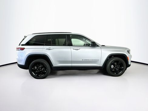 Used 2024 Jeep Grand Cherokee Altitude AWD/4WD image 10