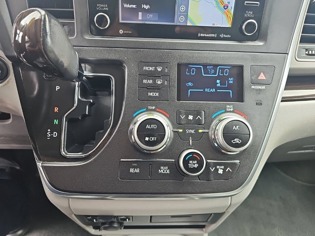 Used 2018 Toyota Sienna XLE w/ XLE Navigation Package FWD image 18