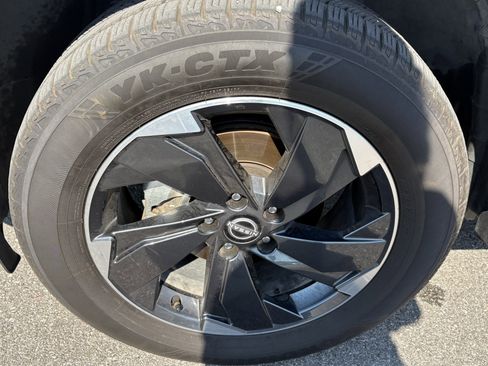 Used 2024 Nissan Rogue SV image 12